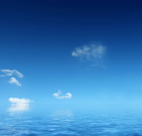 Cielo azul nublado que sale hacia el horizonte sobre una superficie azul del mar — Foto de Stock