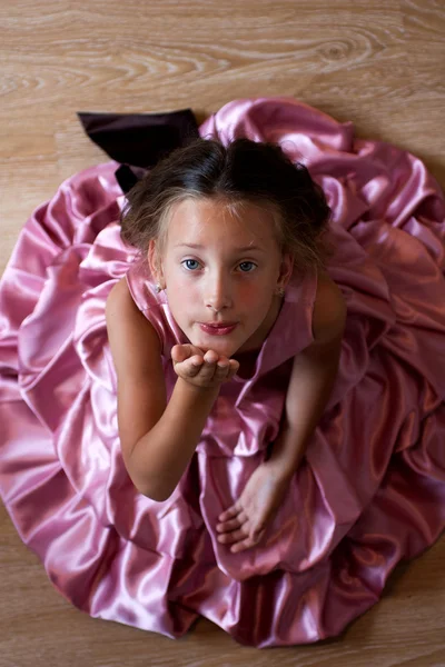 Lachende meisje in een roze jurk — Stockfoto