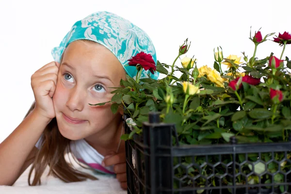 Flicka med rosor på vit bakgrund — Stockfoto