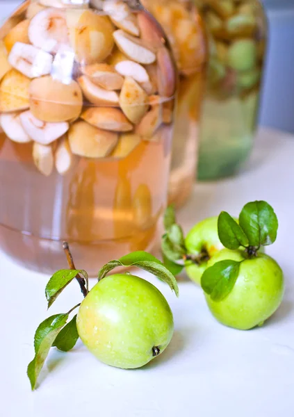 Jablka a plechovky dušenými jablky — Stock fotografie