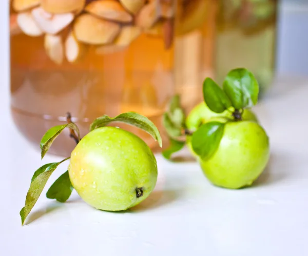 Jablka a plechovky dušenými jablky — Stock fotografie