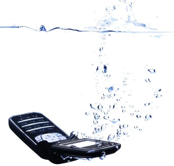 Разбрызгивание телефона в воду - высокая клавиша — стоковое фото