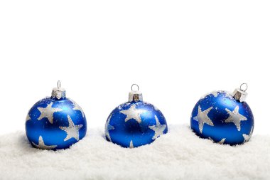 Üç blue Noel topları izole kar-