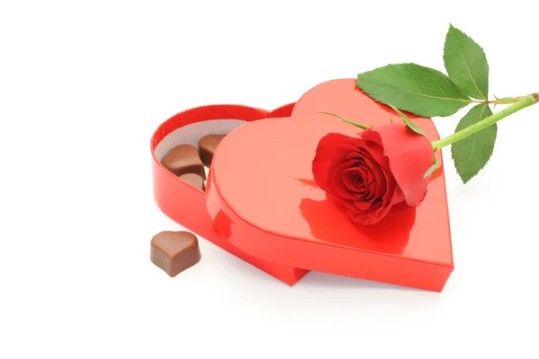 Caixa de chocolate e rosa vermelha - isolado — Fotografia de Stock