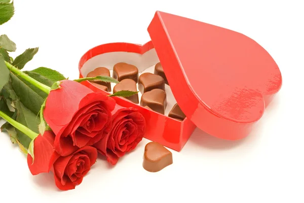 Τριαντάφυλλα και σοκολάτα σε κουτί σε σχήμα καρδιάς — Φωτογραφία Αρχείου