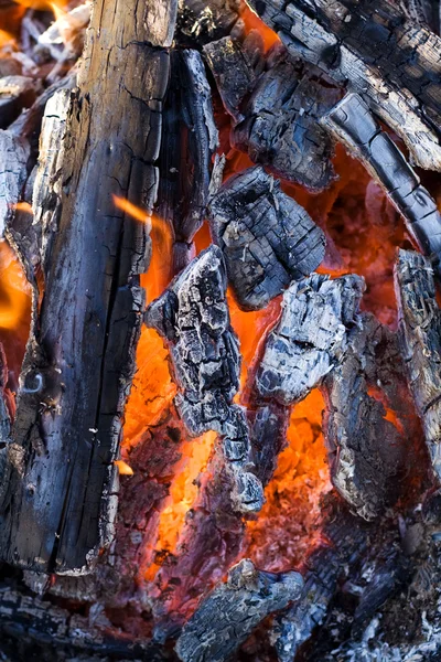 Brûlage de charbon de bois flagrant — Photo