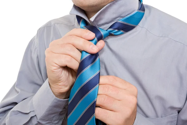 Человек регулирует галстук — стоковое фото