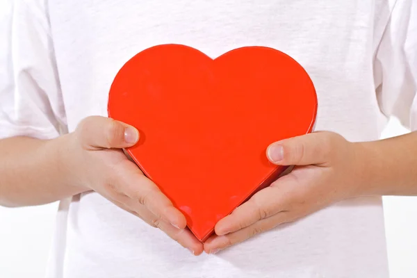 Kırmızı Sevgililer kalbi olan küçük çocuklar elleri — Stok fotoğraf