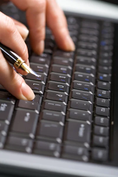 女性手放在手提电脑键盘上 — 图库照片