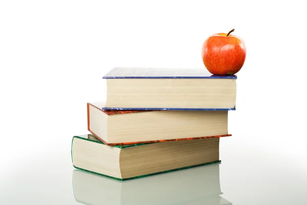 Bücher und Äpfel gestapelt — Stockfoto
