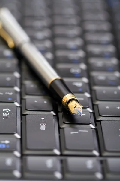计算机键盘上的钢笔 — 图库照片