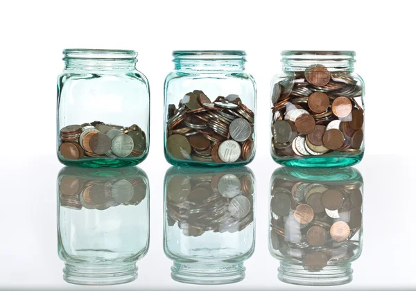 Sklenice s mincí - koncepce úspor — Stock fotografie