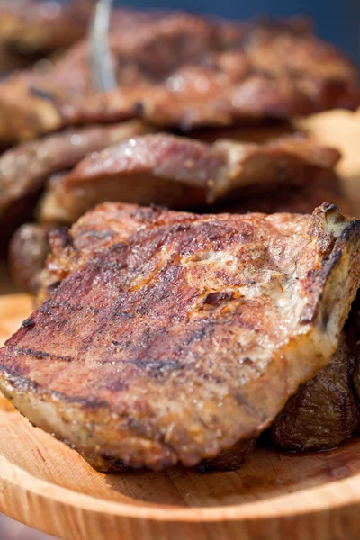 Enjeux de viande de porc grillés ou grillés — Photo
