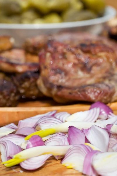 Cebolas, carne grelhada ou grelhada e pepinos em conserva — Fotografia de Stock