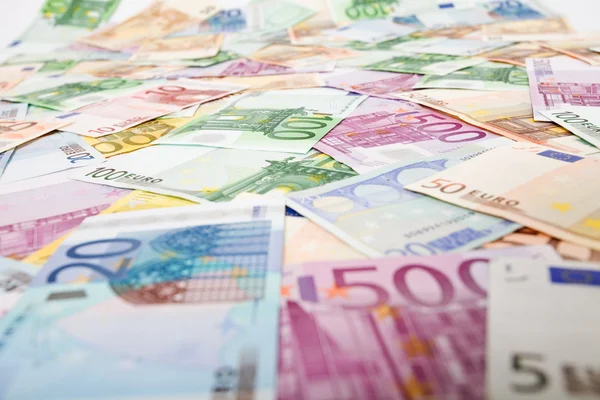 Viele Euro-Banknoten auf dem Tisch verstreut — Stockfoto