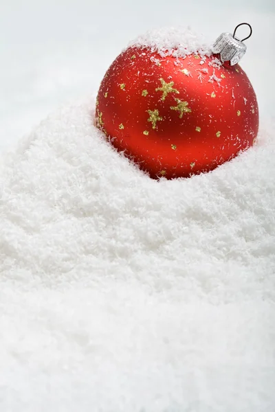 Rote Christbaumkugel im Schnee — Stockfoto