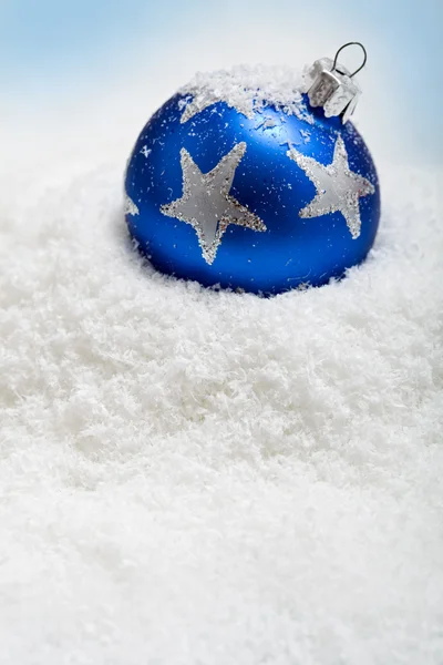 雪の中で青いクリスマス安物の宝石 — ストック写真
