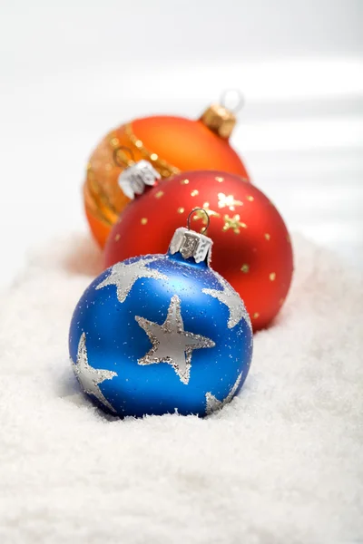 Colorful christmas baubles in the snow — Stock Photo, Image