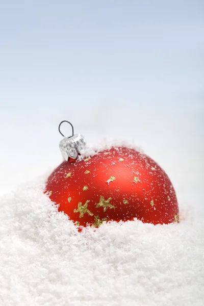 Red christmas bauble in the snow — Stock Photo, Image