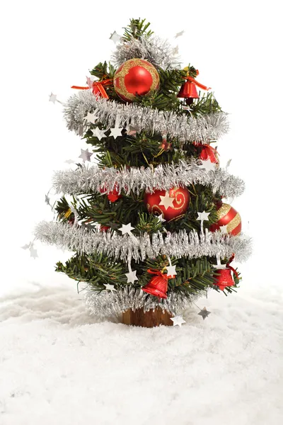Pequena árvore de Natal decorativa na neve artificial — Fotografia de Stock
