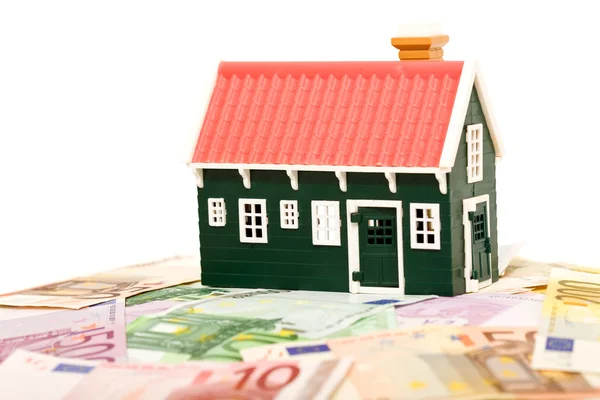 Huis op geld veld of stichting - geïsoleerd — Stockfoto