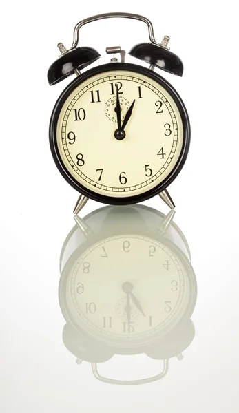 Relógio de alarme vintage isolado — Fotografia de Stock