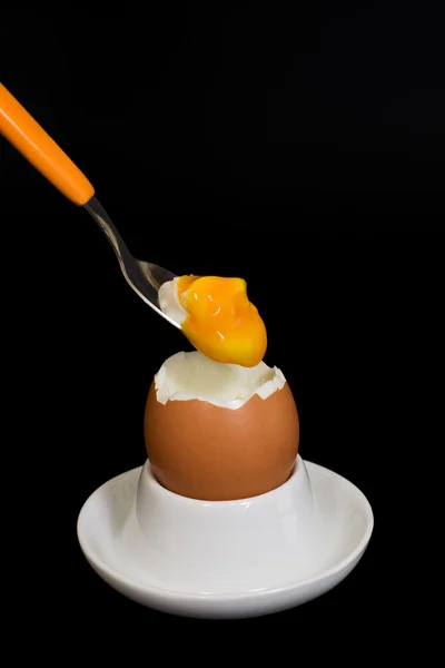 М'яко зварене яйце і ложка — стокове фото