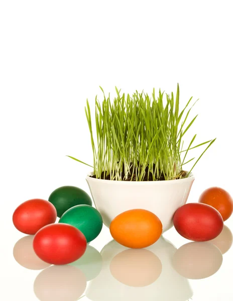 Jarní a velikonoční symboly - trávy a barvená vejce — Stock fotografie