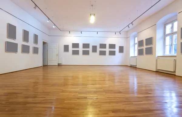 Galería de arte vacía con imágenes en blanco — Foto de Stock