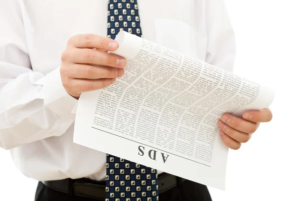 Biznesmen czytanie reklam z papieru — Zdjęcie stockowe