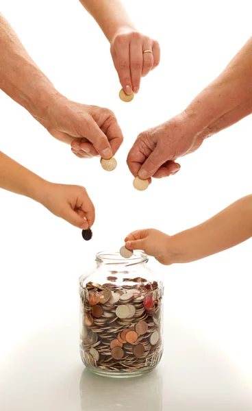 Ręce różnych pokoleń oszczędności monet — Zdjęcie stockowe