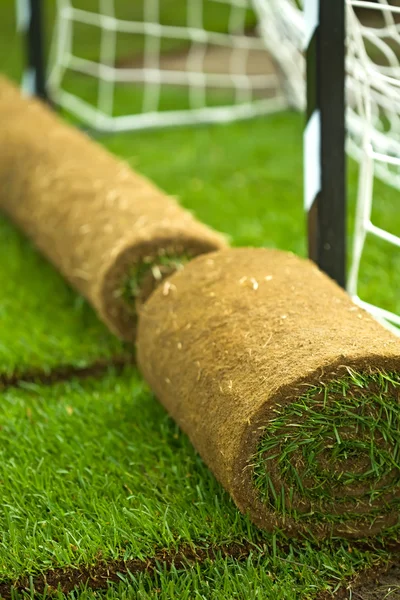 Gras gras rolt op voetbalveld — Stockfoto