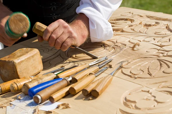 Artigiano tradizionale intaglio del legno — Foto Stock