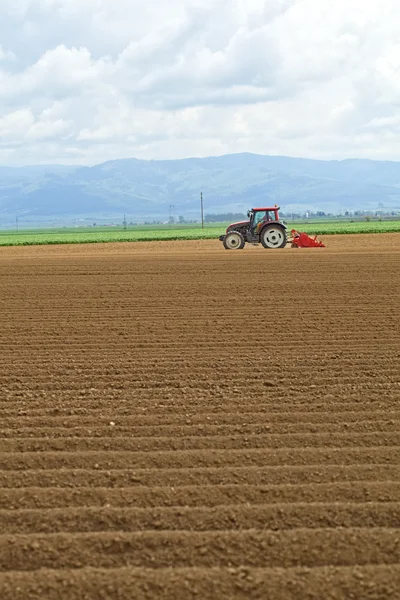 Трактор работает в поле — стоковое фото