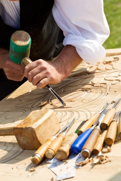 传统工匠雕刻木 — 图库照片