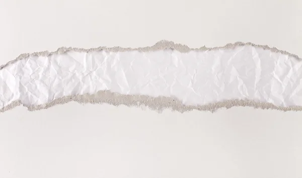 Разорванная серия бумажных полос - картон, раскрывающий бумагу — стоковое фото