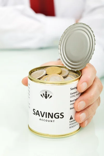 Empresário sênior mãos segurando lata com moedas — Fotografia de Stock