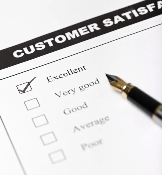 Formulario de encuesta de satisfacción del cliente con pluma - primer plano — Foto de Stock