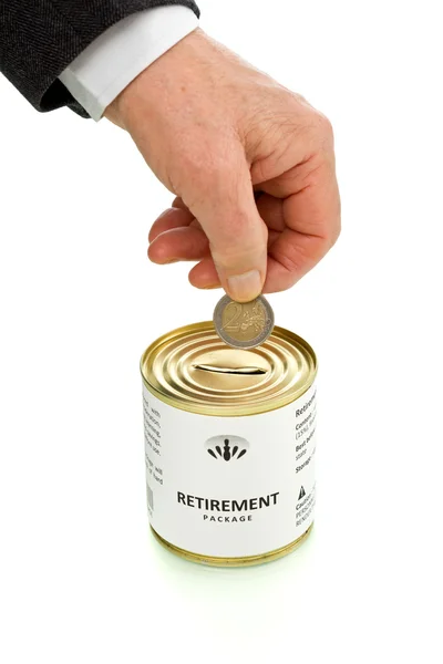 Ανώτερος άνθρωπος βάζοντας κέρμα σε συνταξιοδότηση πακέτο κονσερβοκούτι — Φωτογραφία Αρχείου