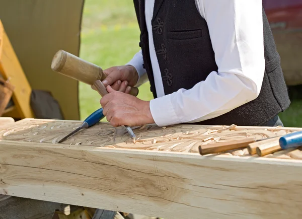 Artesano tradicional tallando madera — Foto de Stock