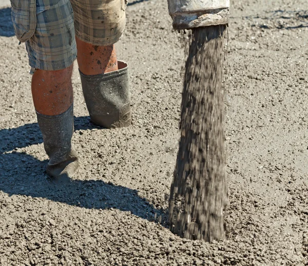 Наливание бетона - крупным планом — стоковое фото