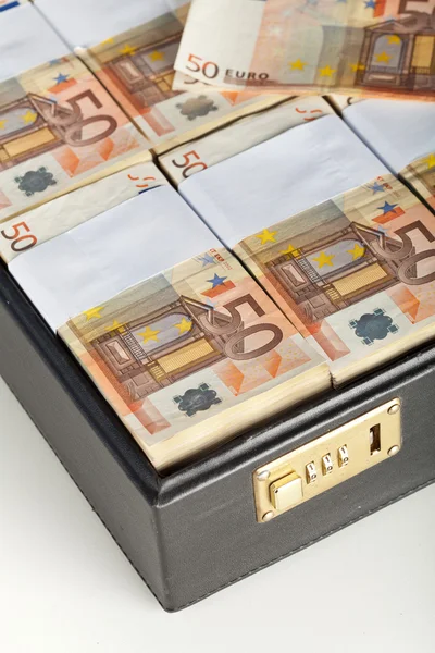 Банкноты евро в чемодане - подробно — стоковое фото