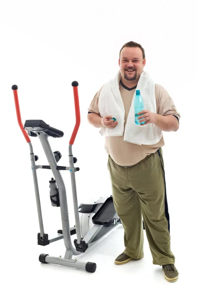 Hombre parado junto a un dispositivo de entrenamiento descansando — Foto de Stock