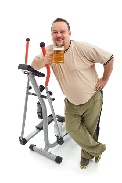 Человек с избыточным весом выпивает пиво после тренировки — стоковое фото