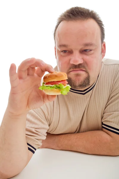 El hombre no está contento con el tamaño de su hamburguesa - primer plano — Foto de Stock