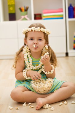 chica feliz comiendo palomitas - closeup