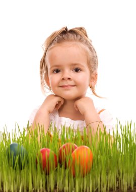 Mutlu Paskalya kız ile renkli yumurta taze çimen
