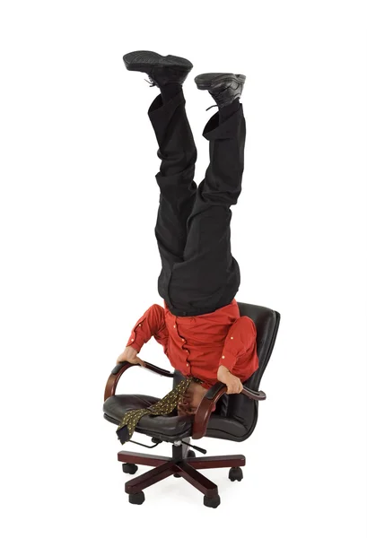 Бізнесмен розслабляється на офісному стільці - незвичайна позиція — стокове фото