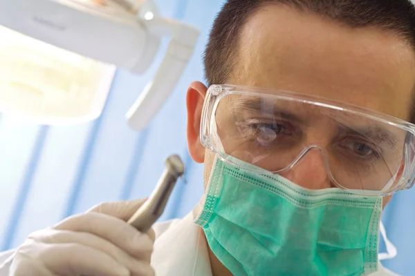 Стоматолог с дрелью - крупный план — стоковое фото
