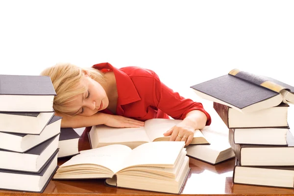Женщина спит на книгах — стоковое фото
